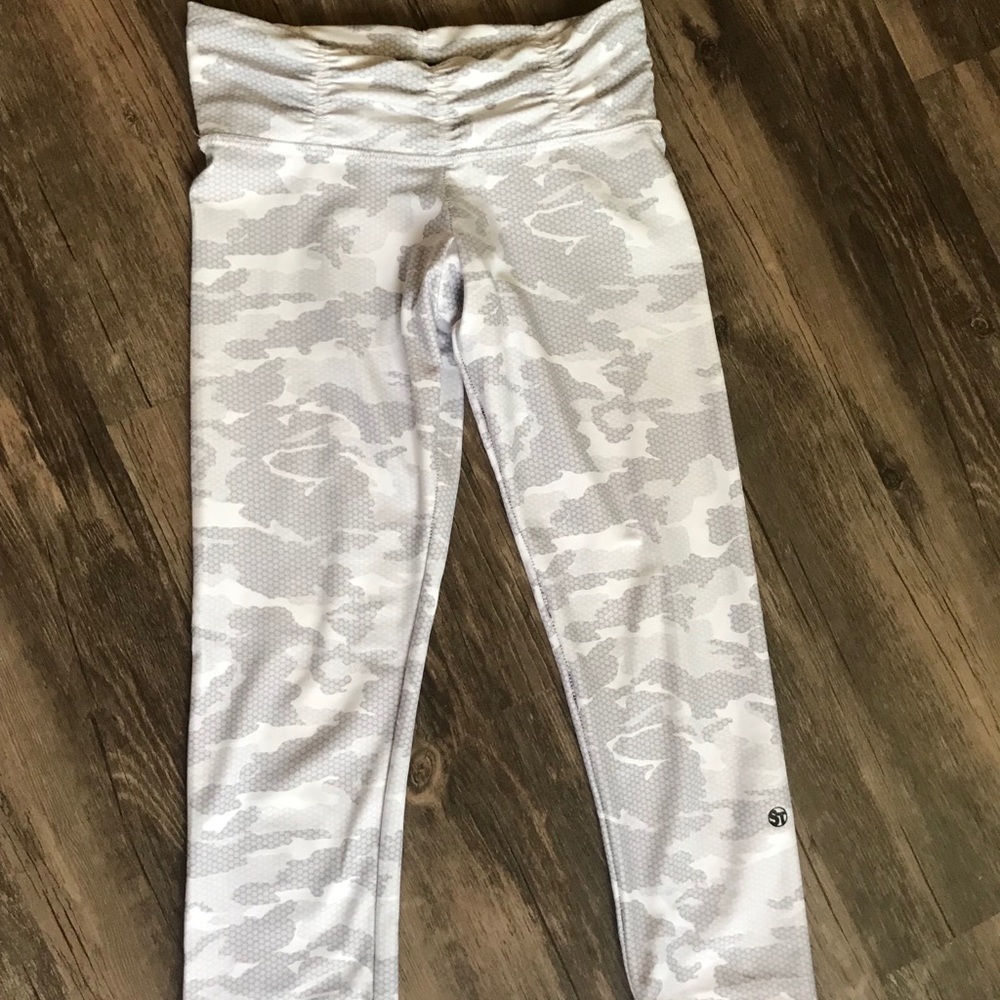 STRUT-THIS The Hudson Capri Legging in White Camo